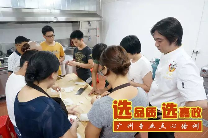 在广式点心中蝴蝶花卷的家常做法